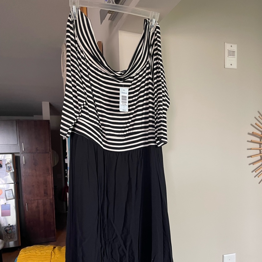 Torrid Size 2 Black/White Off the Shoulder Dress